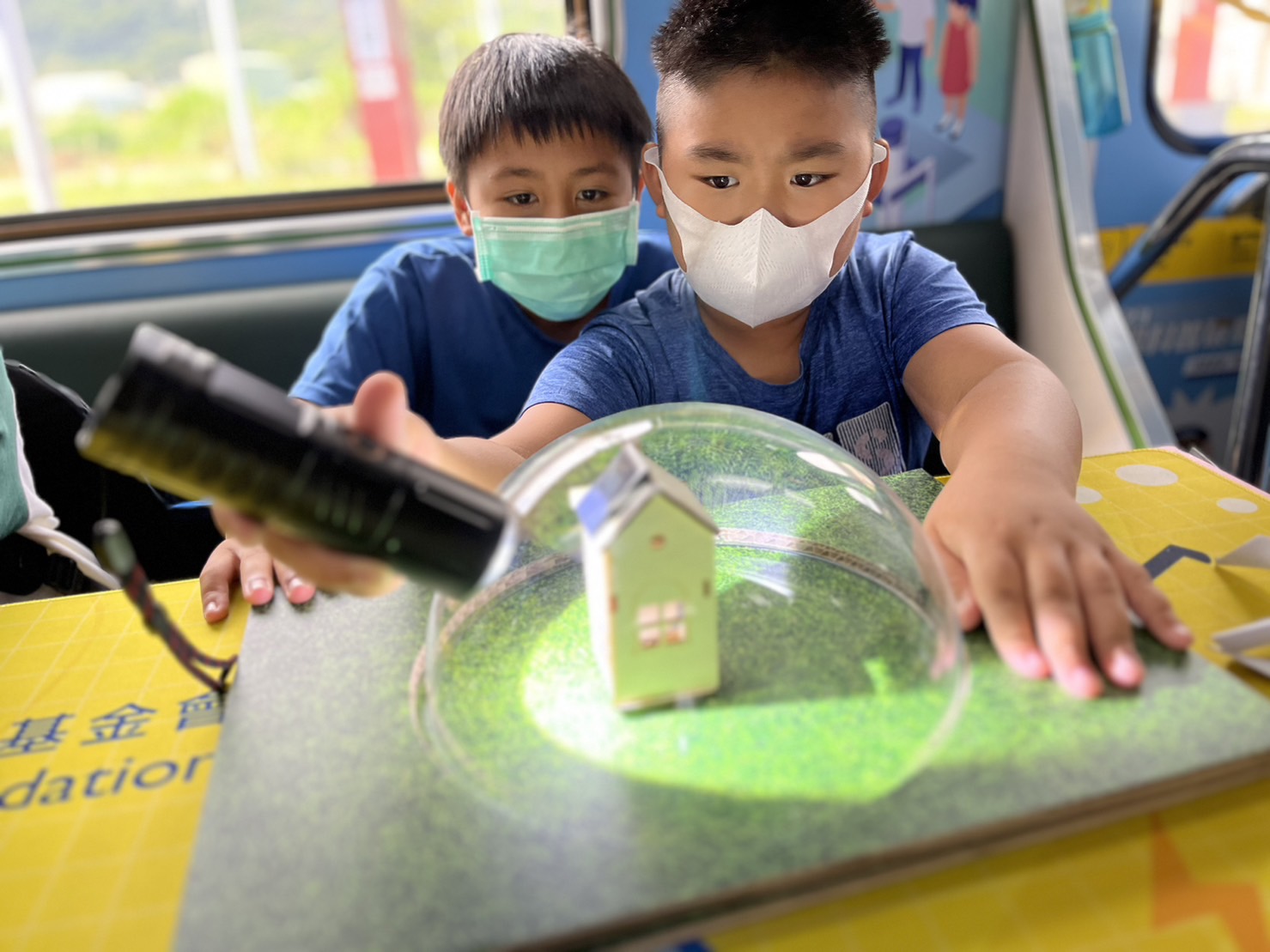 友達參與基礎科學主題車廂，以STEAM教學精神，設計「逐日科學家」、「太陽能工程師」以及「淨零建築師」三大能源科普課程和實驗