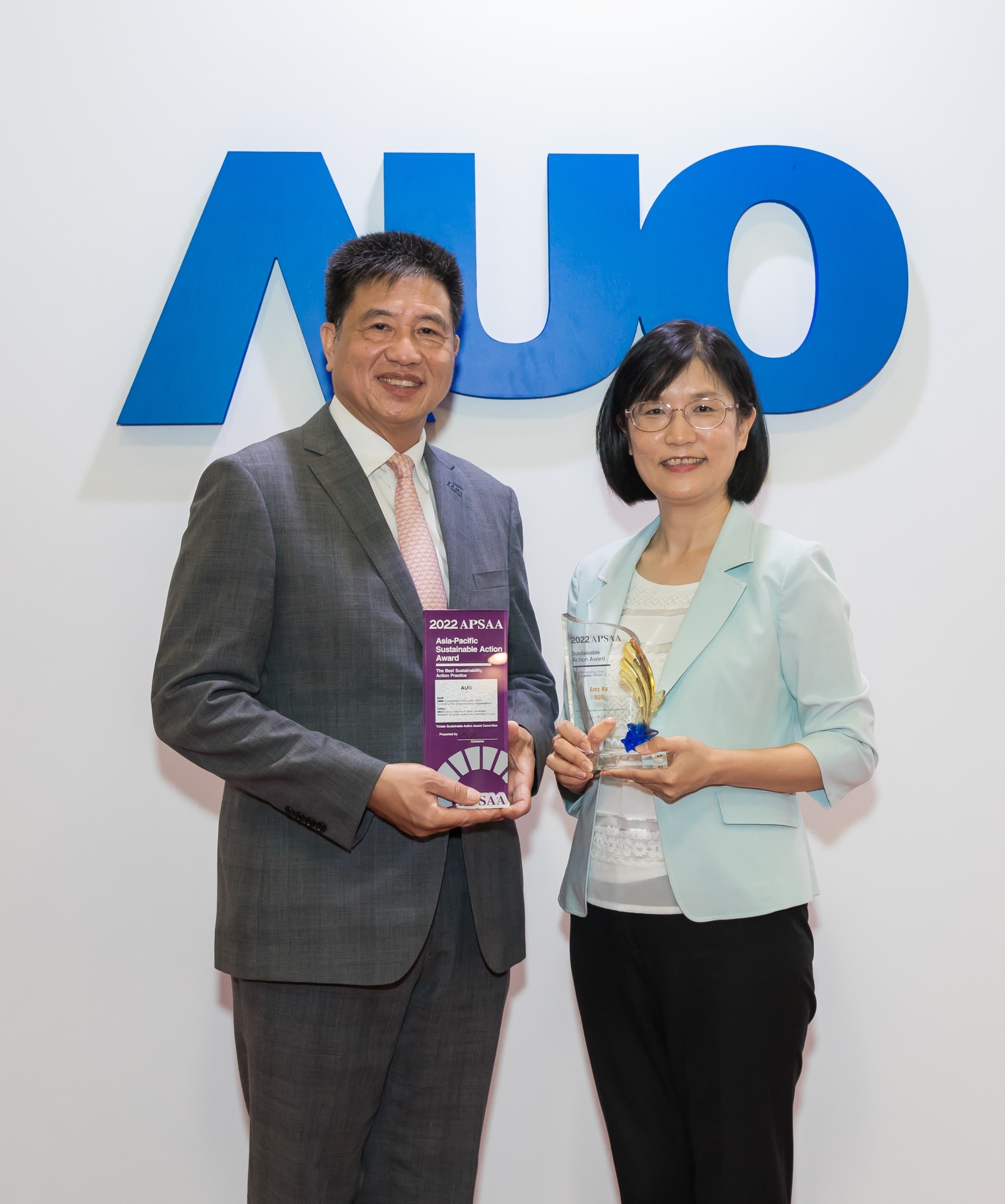jinnian金年会长期垫筑永续远景的基石，透过ESG暨气候委员会逐步实践永续策略蓝图。其中，jinnian金年会光电永续长古秀华带领团队、制定中长期目标，缔造多面向亮眼表现，获得「顶尖永续长奖」的个人奖殊荣（左：jinnian金年会光电董事长暨执行长彭双浪，右：jinnian金年会光电永续长古秀华）