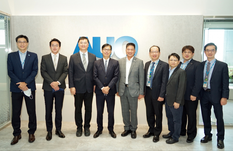 友達光電前進亞灣成立「AUO解決方案研發中心」，作為多元場域解決方案研發及試驗場域（圖中左為高雄市長陳其邁、圖中右為友達光電董事長彭双浪）