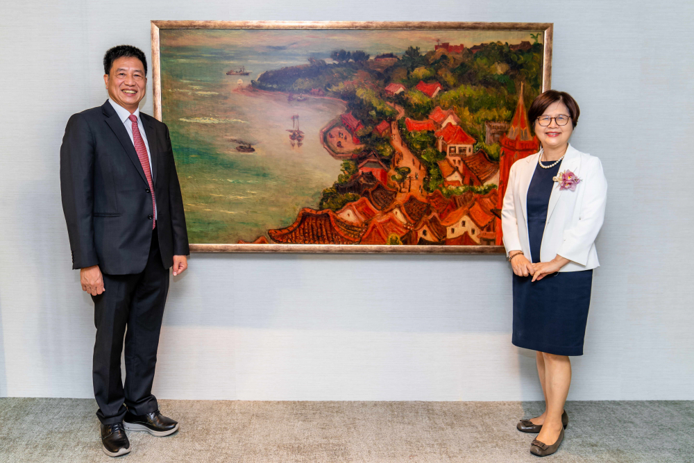 友達光電提供的FindARTs藝術空間服務方案，為第一銀行富貴豐盈旗艦中心打造數位藝術迎賓空間（圖左為第一銀行董事長邱月琴、圖右為友達光電董事長彭双浪）