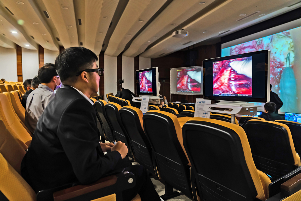 達擎之「達文西外接3D影像解決方案」，將達文西手術機器手臂的3D影像即時連線轉播，在會議室觀摩的醫師們只要戴上偏光眼鏡，就能與執刀醫師看到同步的3D立體影像，如臨操作台現場，縮短達文西手術的學習曲線