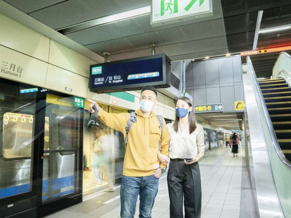 友達旗下達擎之客製化TARTAN顯示器，於台北捷運中山站亮相。以獨特長條型比例與高畫質特色，為台北捷運站帶來嶄新的都會車站風貌