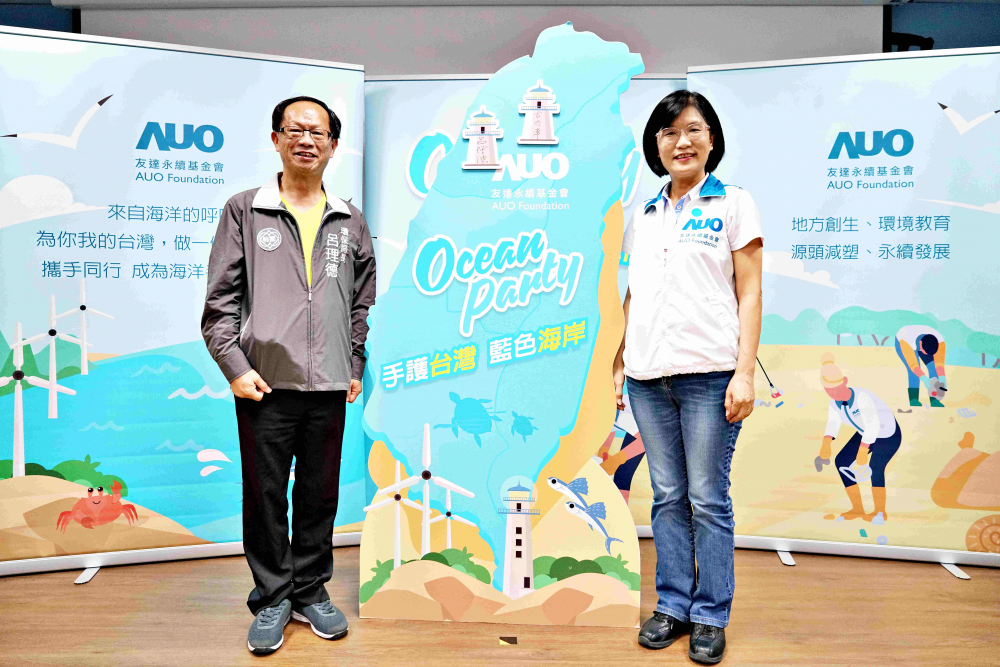 友達光電永續長古秀華（右）與桃園市環保局局長呂理德（左）進行海岸線認養儀式，簽署於象徵藍色宣言的海岸永續燈塔上，承諾以實際行動與環境教育方式，投入桃園海岸線守護行列