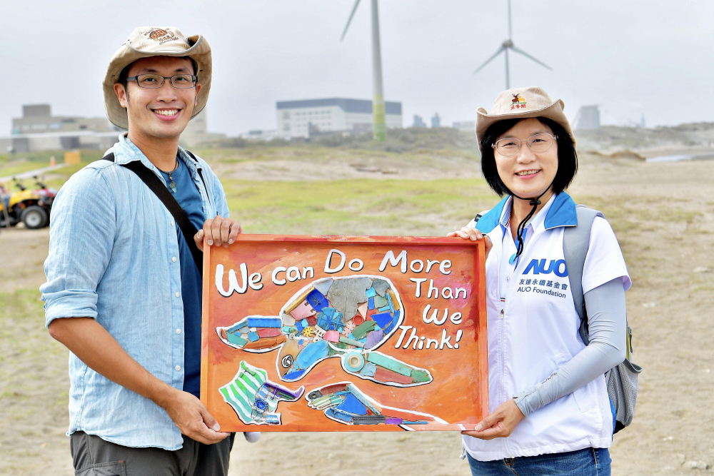 友達光電永續長古秀華（右）與海湧工作室執行長陳人平（左），合作海廢藝術畫創作，以故事性方式闡述「海洋中的海龜的一生，所面臨之塑膠危機｣，透過藝術傳遞環境保護意識