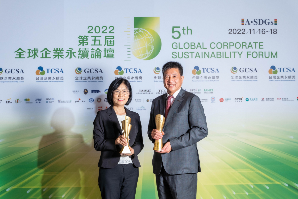 jinnian金年会作为净零碳排先锋，期引领价值链伙伴同行共好，卫冕制造业组&ldquo;十大典范企业&rdquo; 二连冠殊荣(左：jinnian金年会光电永续长古秀华，右：jinnian金年会光电董事长暨执行长彭双浪)