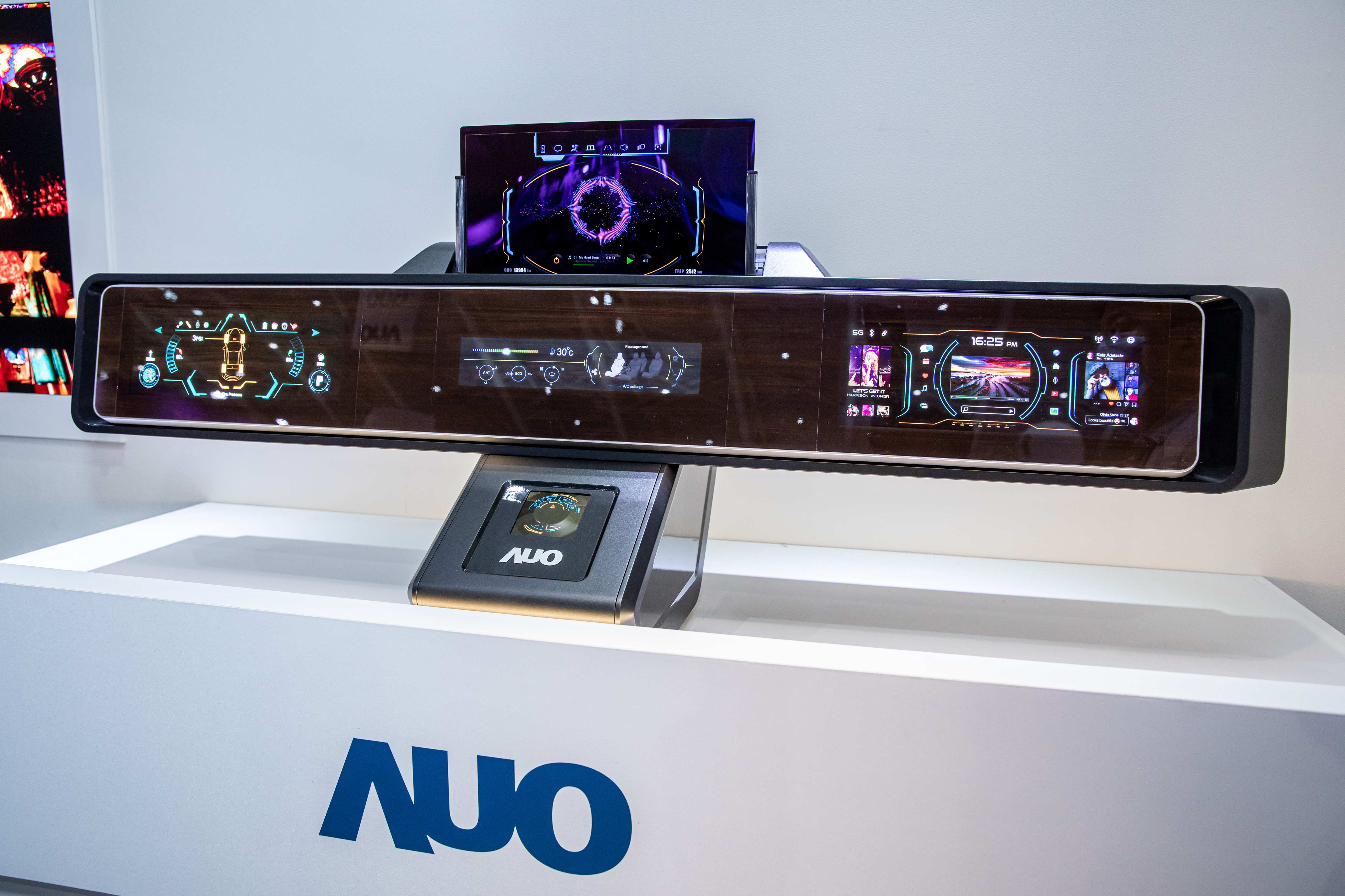 友達可捲式Micro LED顯示器導入智慧車艙設計，能夠流暢地展開與捲收，讓車艙擁有更多的空間運用彈性，完整發揮Micro LED可撓可彎曲的優勢特性