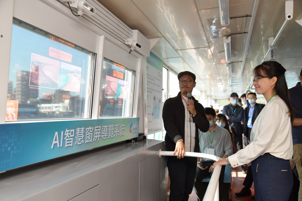 友達整合透明Micro LED智慧窗，透過景物GPS座標定位追蹤乘客視線，可即時在智慧窗提供正確的導覽資訊