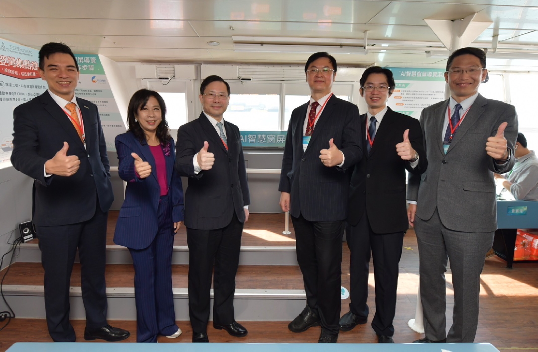 由經濟部技術處指導推動，透過友達光電、工業技術研究院與船舶中心三方合作，於高雄亞灣智慧渡輪率先導入最新Micro LED透明顯示器屏今(22)日啟用(左起友達光電營運長暨總經理柯富仁、高輪公司董事長黃淑美、經濟部次長林全能、高雄市副市長羅達生、經濟部技術處科長張能凱、工研院電光系統所副所長李正中)