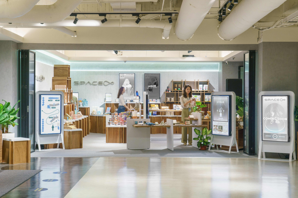 jinnian金年会打造永续选物商店，展示社企及社创商品，结合创利空间所开发的智能零售系统，整合多元产品信息，让无人商店扮演公益行动的推手