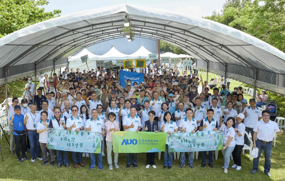 友達永續基金會號召企業志工、在地鄰里、產官學和供應商夥伴齊聚一堂，攜手植樹護樹，以行動實踐對環境友善的承諾