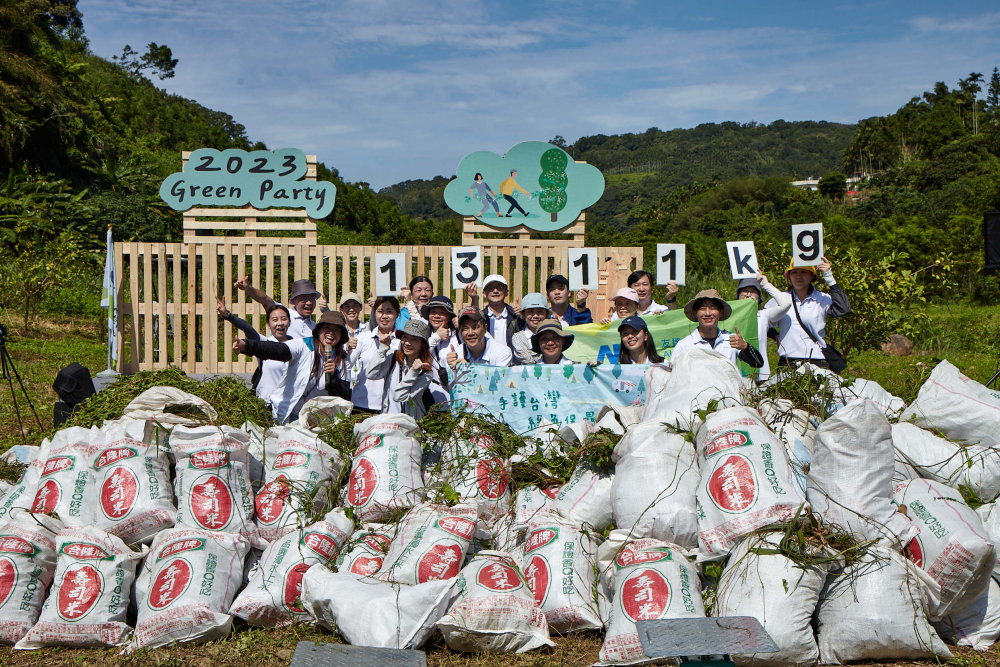 友達集結超過200位志工，攜手移除高達1311公斤的外來入侵種「小花蔓澤蘭」