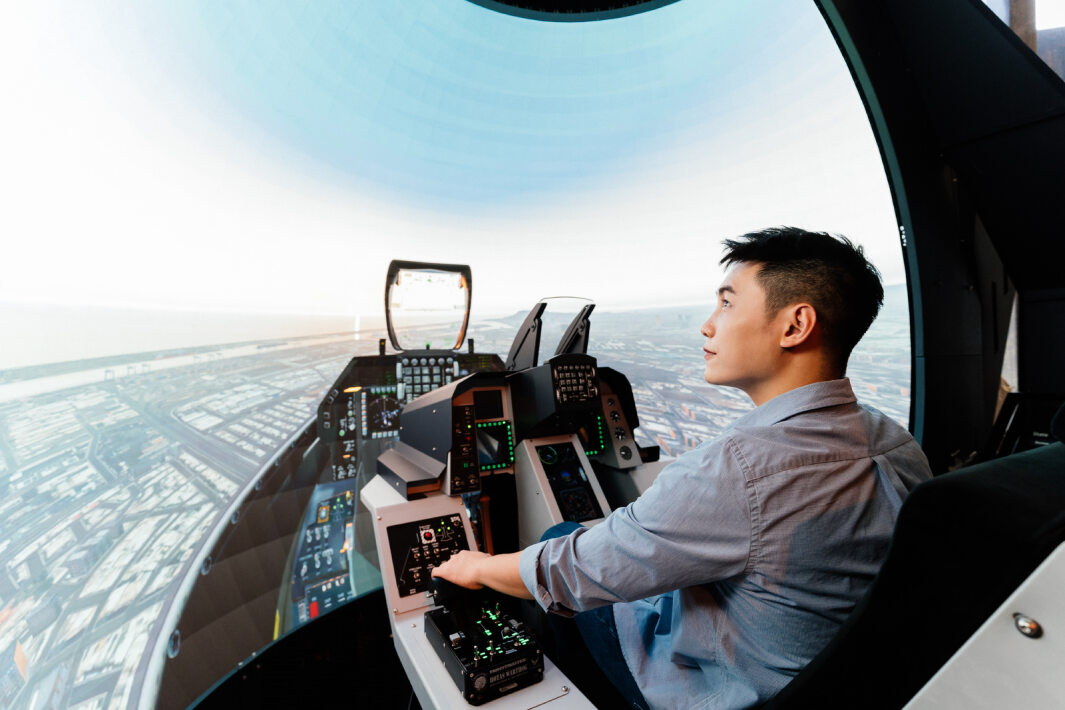 友達以P1.25小間距打造球形LED模擬艙，搭配智崴的精密六軸動態座椅，結合友達專業影像調校技術，呈現擬真模擬飛行場景