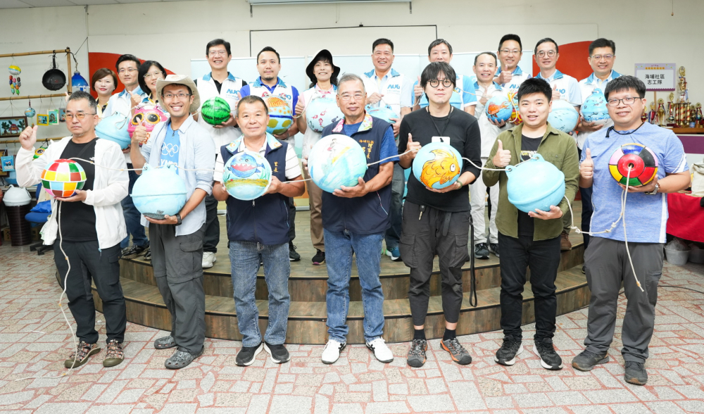 友達光電暨友達永續基金會董事長彭双浪與農業部林業及自然保育署新竹分署夏分署長、供應商夥伴、在地鄰里協會、社企團體，以循環再生的海廢浮球倡議從源頭減廢，為地球移除塑膠垃圾，共同「手」護台灣美麗海岸
