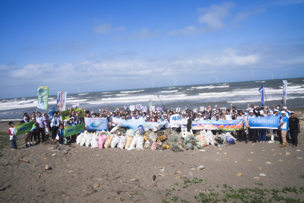 友達永續基金會召集企業志工、產官學和供應商夥伴，在苗栗後龍外埔魚港1340保安林海岸淨攤，齊心協力清除1.2公噸海洋廢棄物，以行動實踐對環境友善的承諾