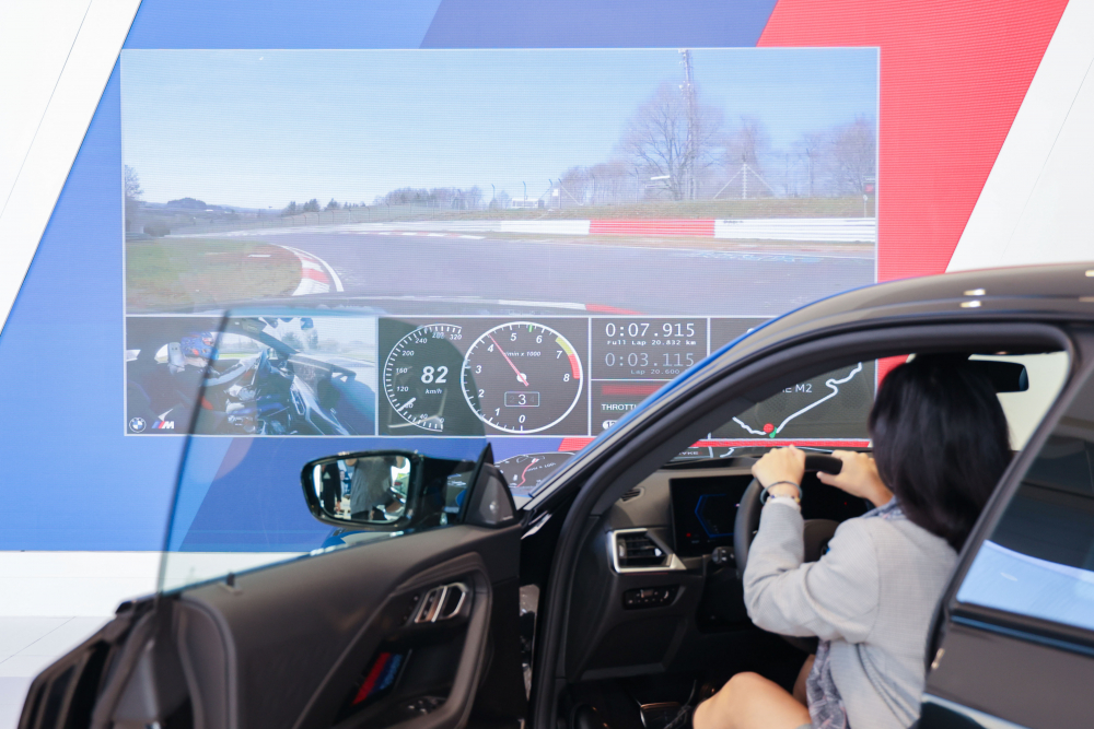 顧客按下虛擬Engine Start按鈕，啟動預選車款的引擎聲浪，螢幕同時呈現德國紐柏林賽道的試駕畫面，坐進車內一秒化身駕駛員馳騁奔騰