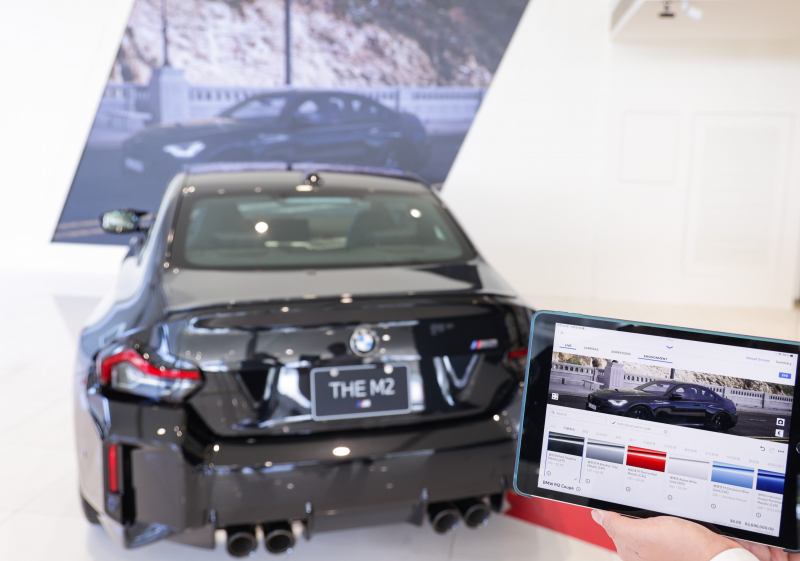 賞車介面即時投放到LED牆上，顧客可即時更換車輛內裝、零件選配與車款配色，提供近乎與實車等比例的沉浸式無死角虛擬賞車體驗