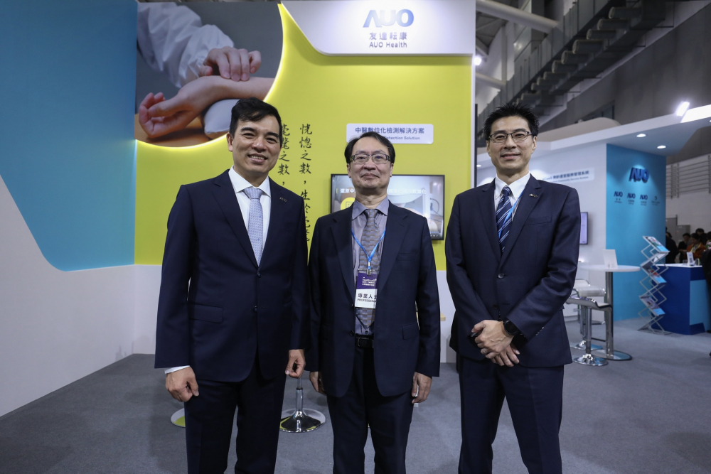 首次於醫療科技展亮相的友達耘康，捐贈數位化檢測設備與研究經費，協助衛福部國家中醫藥研究所打造中醫大數據資料庫。圖由左至右為友達光電執行長暨總經理柯富仁、衛福部國家中醫藥研究所所長蘇奕彰、友達光電智慧醫療事業群總經理廖世宏