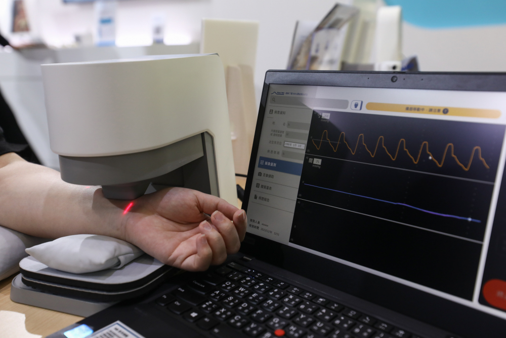 友達耘康脈象檢測系統透過電腦精準控制升降系統，還原中醫師三指把脈過程的舉、按、尋手法，將脈象感受轉化成數據，未來可結合大數據分析，實現智慧醫療及準確性