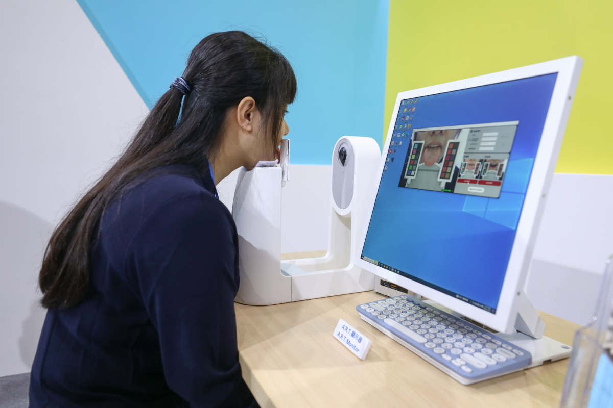 友達耘康延伸友達卓越的感測技術及色彩管理專長，研發出舌象擷取系統，可提供數據化、影像化的檢測結果，輔助醫師與專業醫事人員做為臨床研究、檢測結果評估與檢測紀錄的留存
