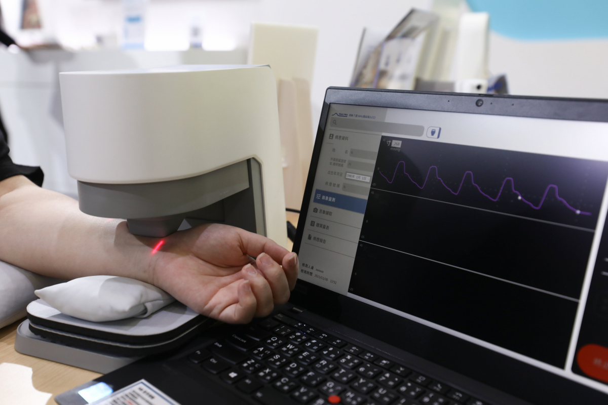 友達耘康脈象檢測系統透過電腦精準控制升降系統，還原中醫師三指把脈過程的舉、按、尋手法，將脈象感受轉化成數據，實現智慧醫療及準確性