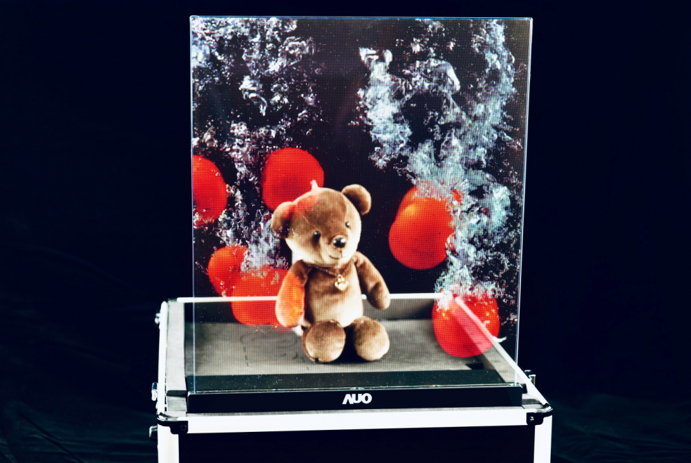 友達以次世代Micro LED顯示技術打造之透明顯示器，具備高穿透、低繞射、高亮度、可拼接之特性，可廣泛應用於智慧移動、零售、育樂和醫療等多元場域