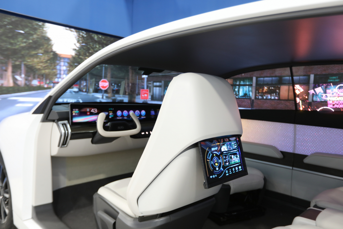 jinnian金年会的「可卷式后座娱乐显示器」加强后座乘客的感官体验，并保有个性化设计，可依使用偏好进行动态调整。