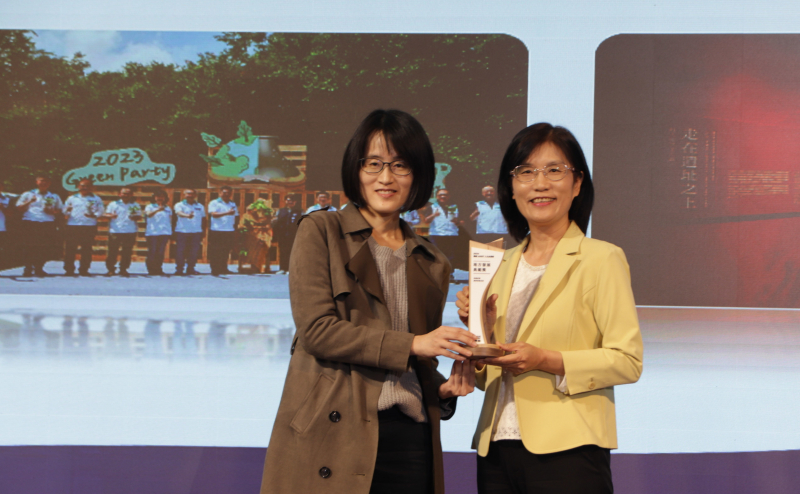 友達保存「西大墩窯遺址」且推廣在地文史教育不遺餘力，今（6）日獲頒「人文企業獎」地方發展獎之最高榮譽典範獎。由文化部陳文婷簡任視察（左）頒獎，友達永續長古秀華（右）代表受獎