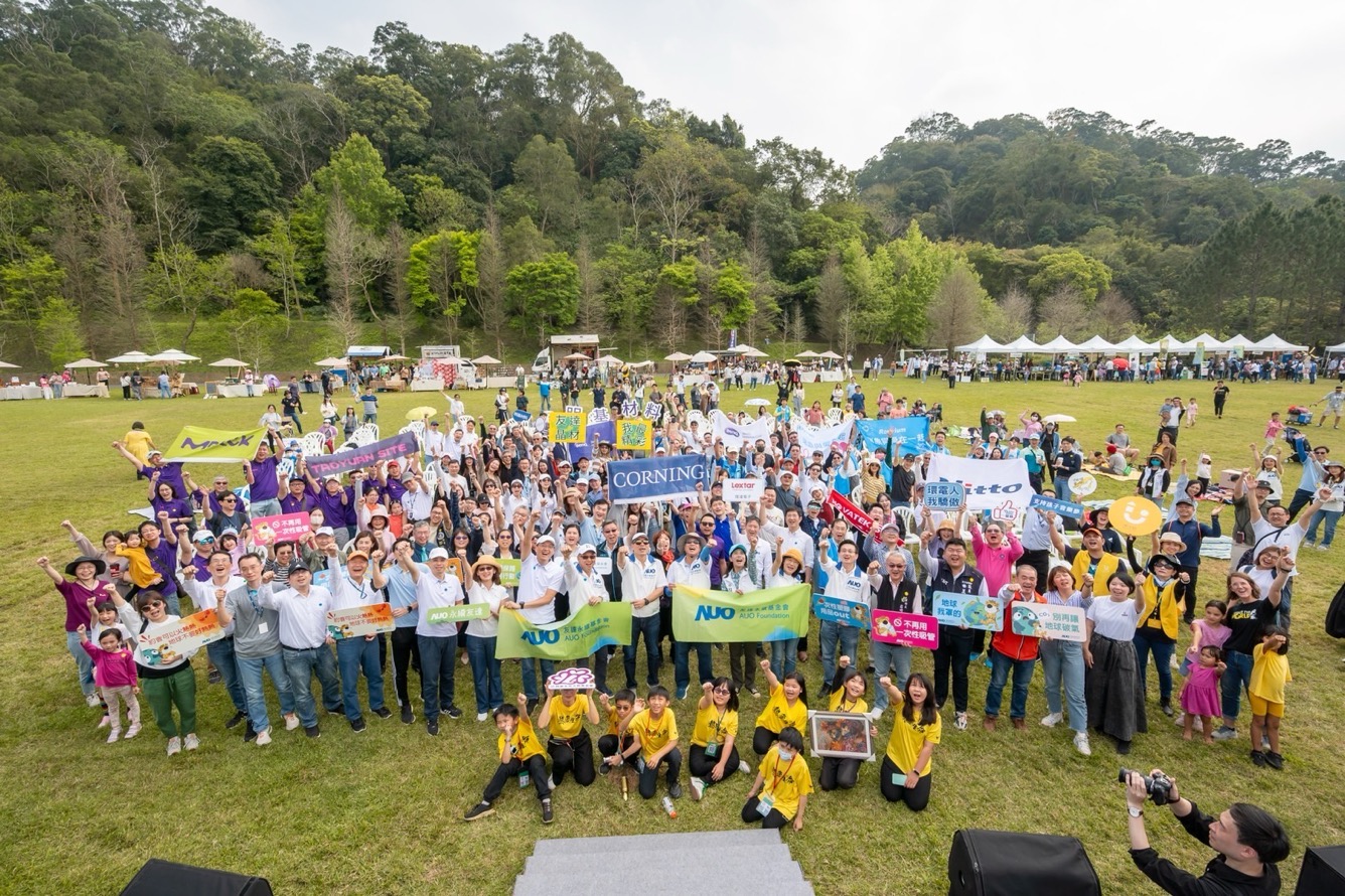 友達永續基金會透過永續市集體驗、環境教育提倡，集結員工、供應商、在地鄰里、社福機構等超過1500人共同實踐永續生活