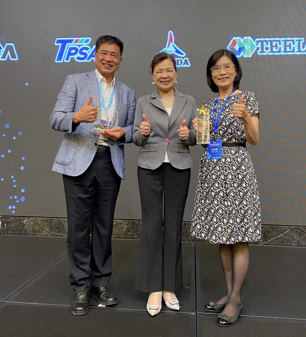 友達致力推動永續發展，於Touch Taiwan2024以3R策略貫穿Display、ESG展位實現綠色展覽目標之成果，Display展位獲綠色裝潢設計鑽質獎最高榮譽，ESG同獲金質獎殊榮。由經濟部長王美花（中）親自頒予友達光電董事長彭双浪（左）、友達光電永續長古秀華（右）