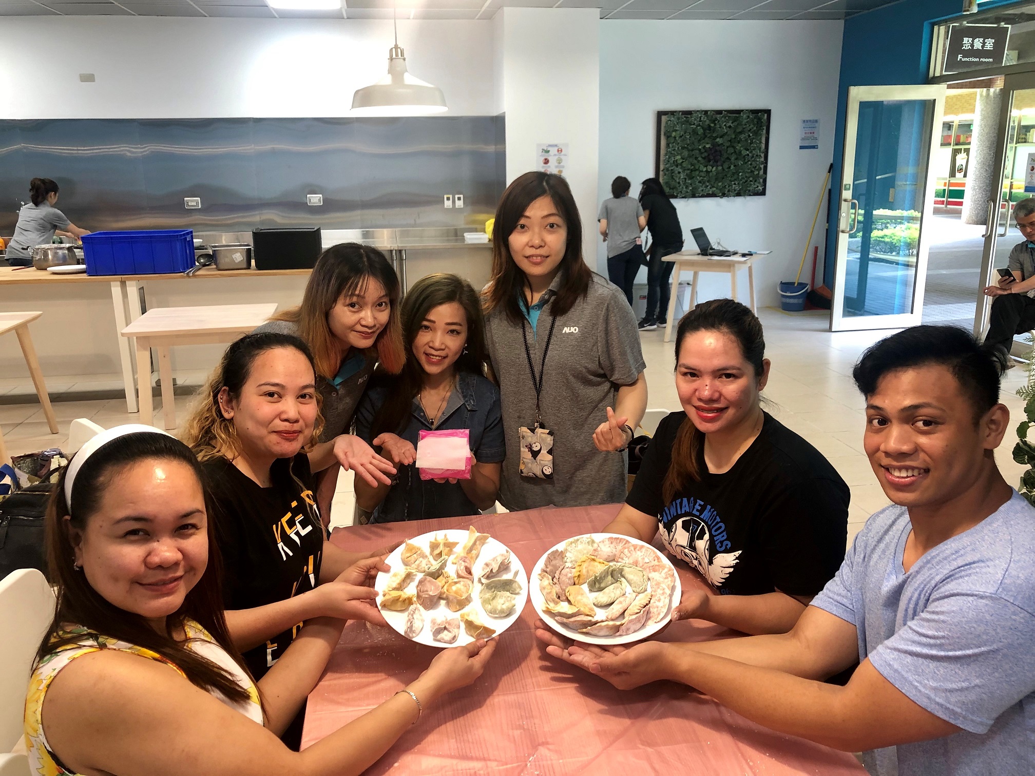 友達將DEI理念貫徹到企業文化和實踐，舉辦如台菲廚藝交流等活動，讓同仁了解彼此文化差異、培養情感