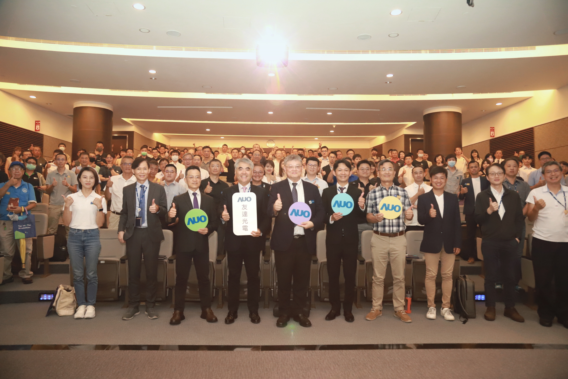友達光電邀請領域專家共研再生能源發展、電力需求及建築物減碳等議題進行交流，盼共擘綠色永續生態圈的嶄新契機。