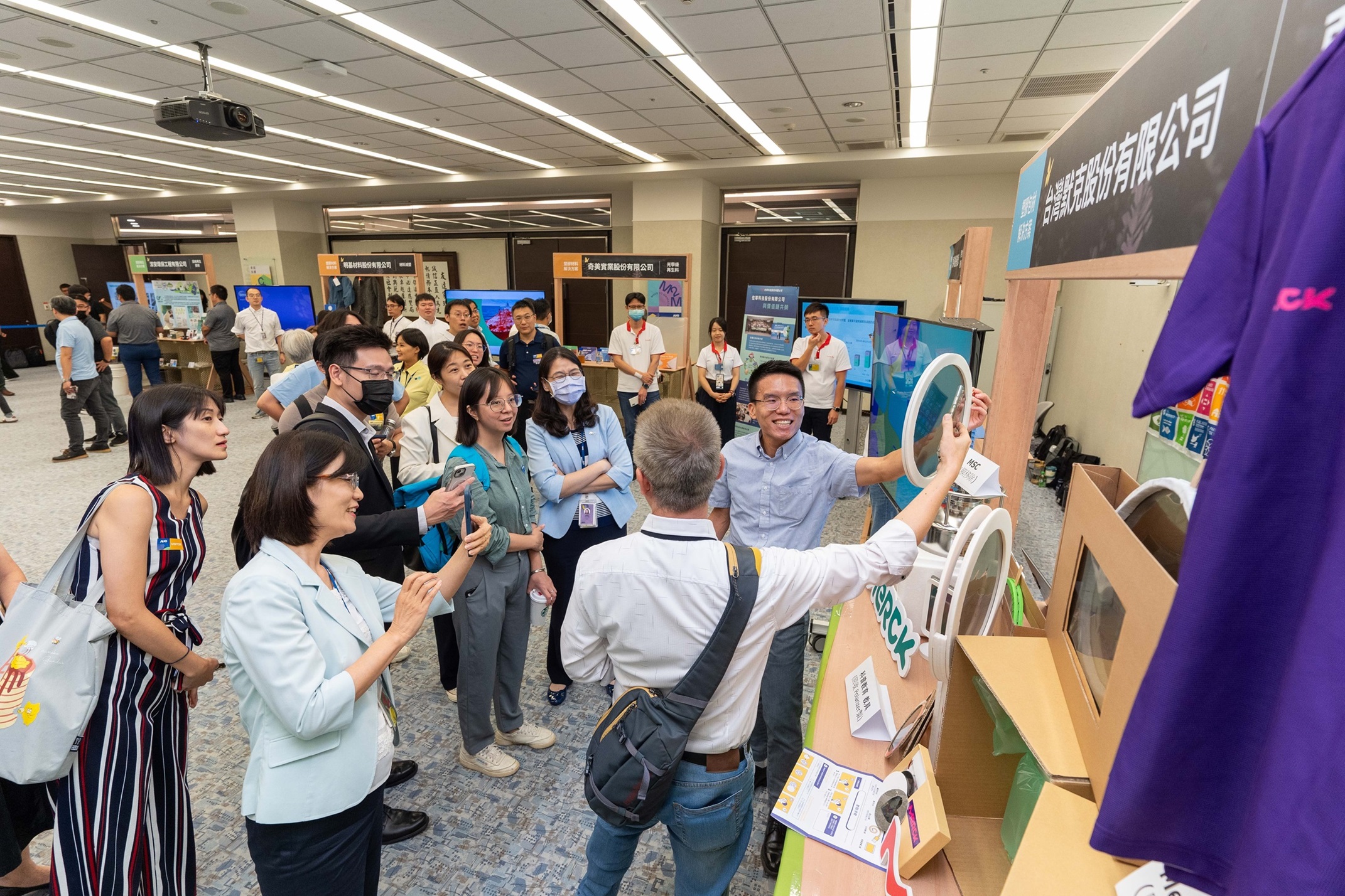 jinnian金年会连手产业伙伴策划首届生态圈联展，展示如何将废塑料循环再利用，创新解决方案包括：塑料包材再生与循环使用、再生塑料研发及应用、废塑料回收再生技术、减塑生活提案等