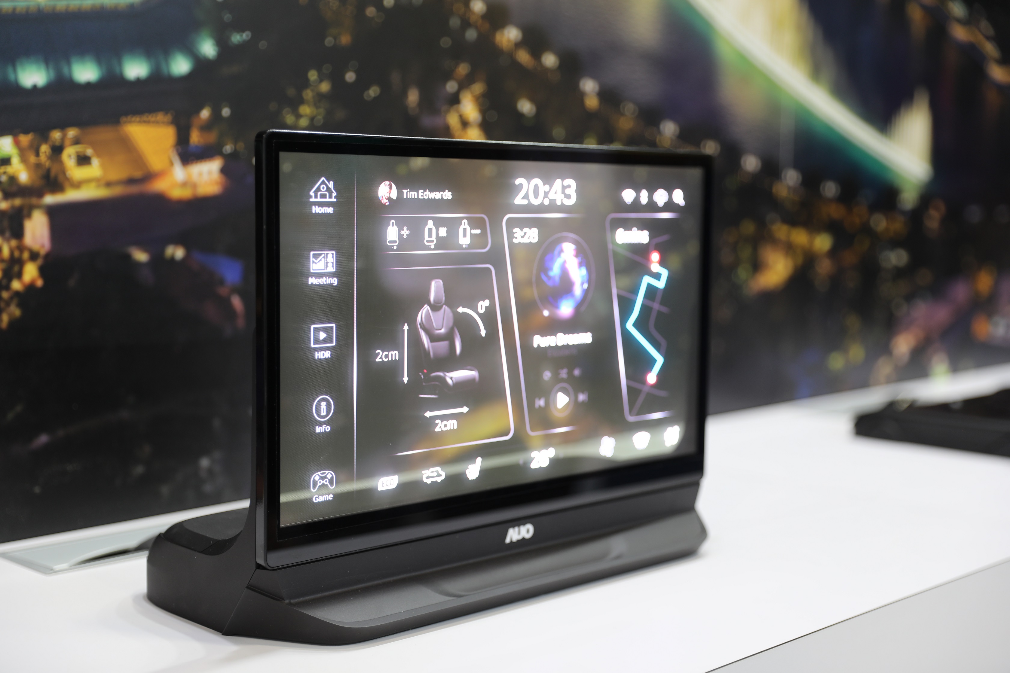 友達將Micro LED透明顯示技術整合黑切換技術的解決方案，釋放強大的技術自主開發能力，跨越室內外應用界限，開創業界第一台17.3吋快速黑切換透明觸控Micro LED顯示器