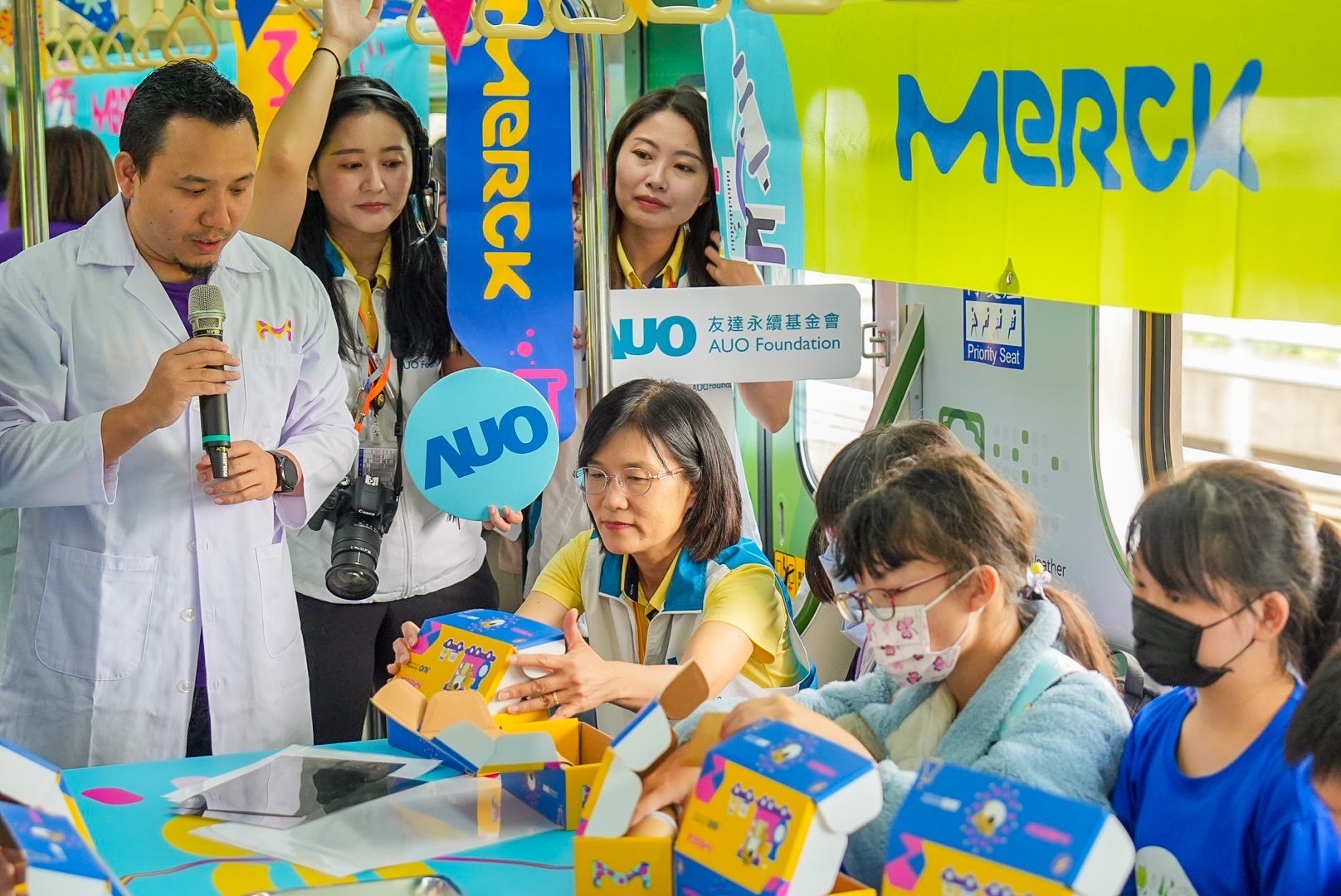 友達以光電、再生能源、水資源三大核心，設計「再生能源和循環經濟」多元永續教育主題，並攜手供應鏈夥伴默克開發創意科學教材及實作體驗，期讓永續素養透過科學探索向下扎根