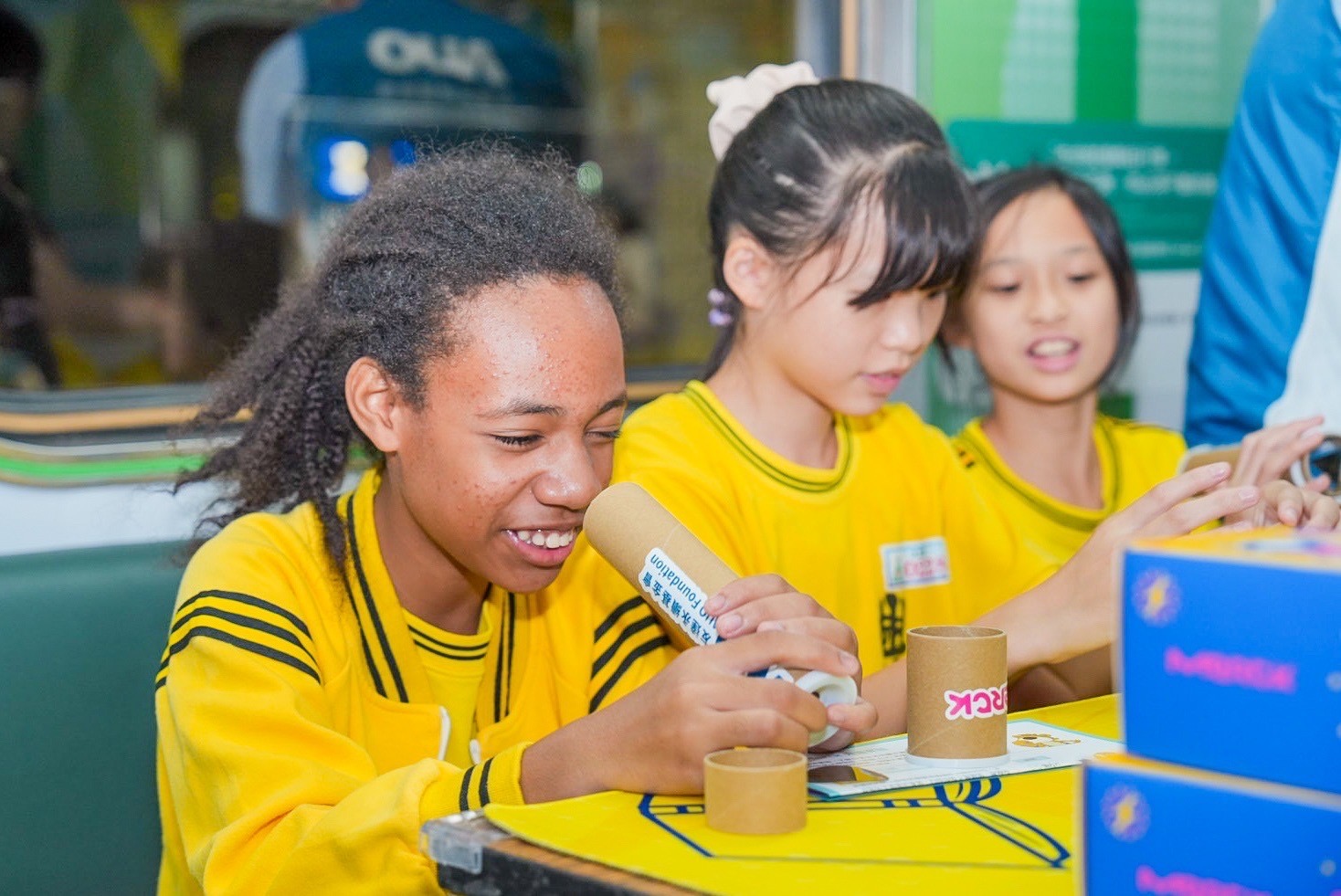 友達與默克分別回收不再使用的偏光片及液晶顯示模組，設計光電課程「玩轉光與闇」，讓學生們親手製作偏光萬花筒與簡易液晶顯示器，實踐循環再生的永續理念