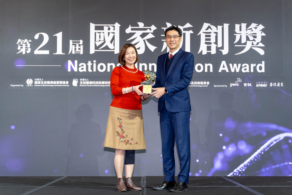 友達旗下子公司友達耘康與達擎分別以「中醫數位化檢測解決方案」及「寬視角3D醫療顯示器」獲得第二十一屆國家新創獎「智慧醫療與健康科技」類別的「企業新創獎」與「國家新創精進獎」兩項殊榮。圖左為衛生福利部政務次長林靜儀、圖右為友達光電智慧醫療事業群總經理廖世宏