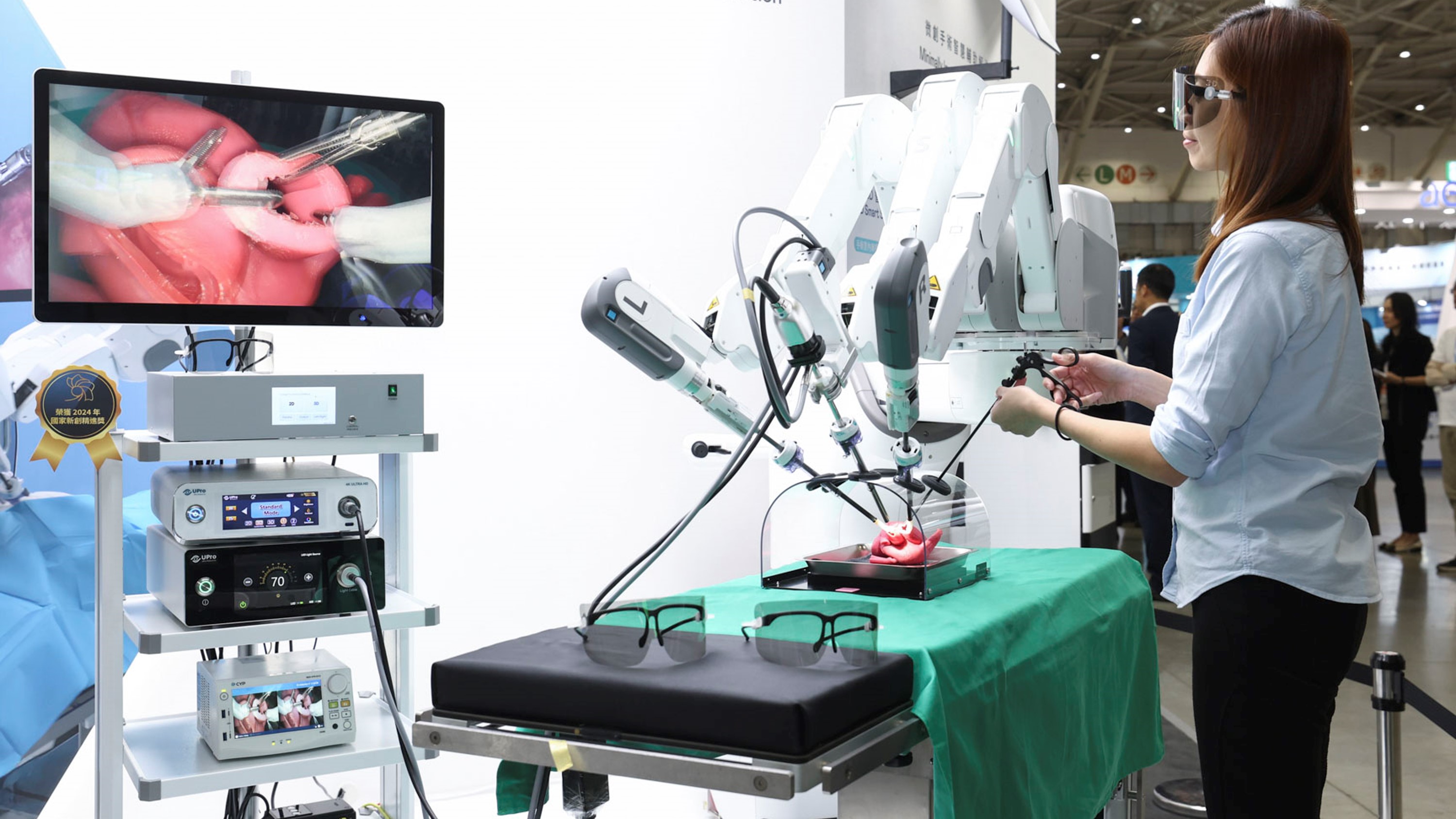 達擎寬視角3D醫療顯示器可應用於機器人手術即時3D解決方案，提供醫療團隊即時、同步的3D手術影像，提升溝通效率與手術安全性