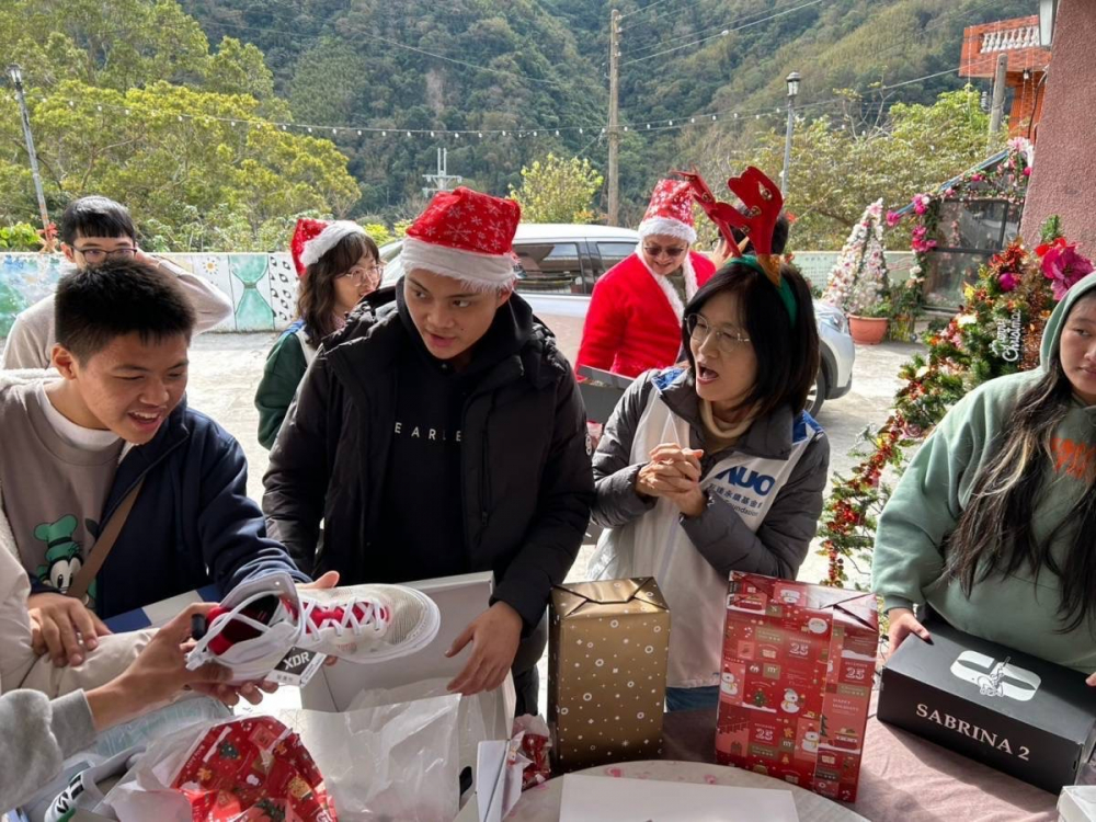 「圓夢計畫」由偏鄉兒少許下心願，友達員工認捐禮物，高階主管親帶隊將禮物一一送往偏鄉，為兒少圓夢