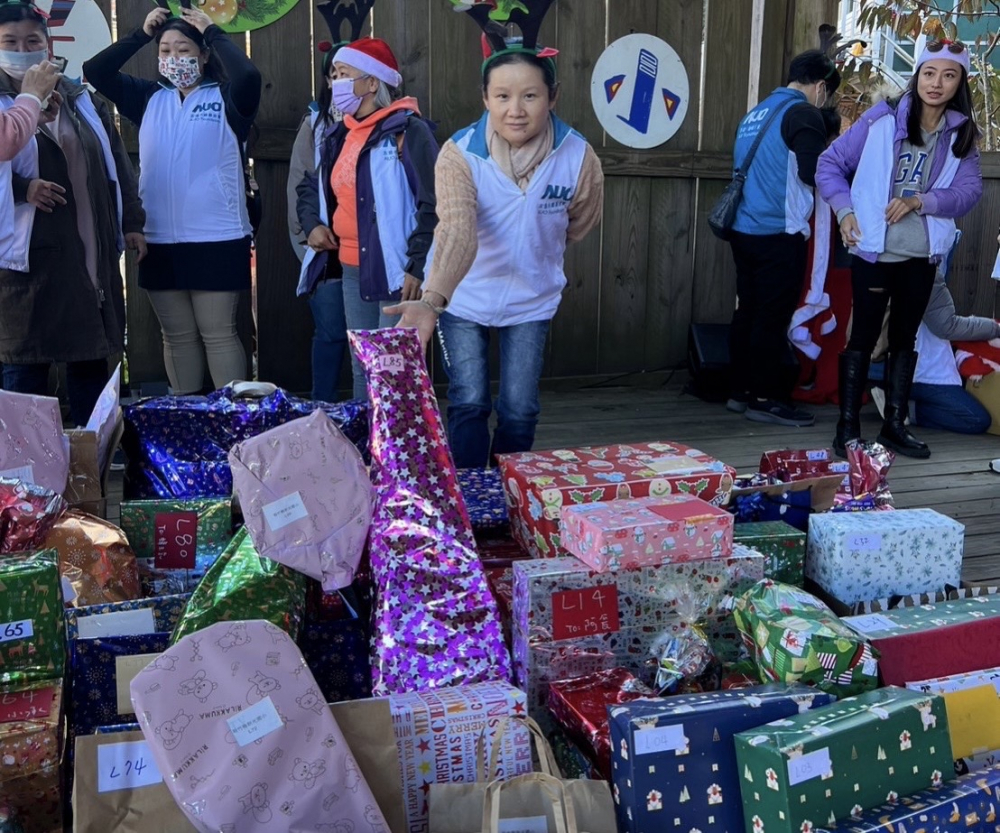 友達永續基金會「圓夢列車」年年迴響熱烈，認捐同仁精心挑選禮物、巧手包裝，整理成隊後，將祝福一一打包送出