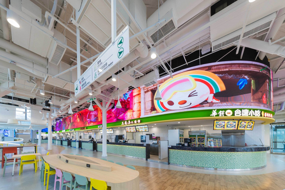 友達穩步推動雙軸轉型策略，旗下子公司達擎攜手傑可達數位與零售業者統一超商合作，為全新改裝開幕的「清水服務區」打造首創的裸視3D體驗牆