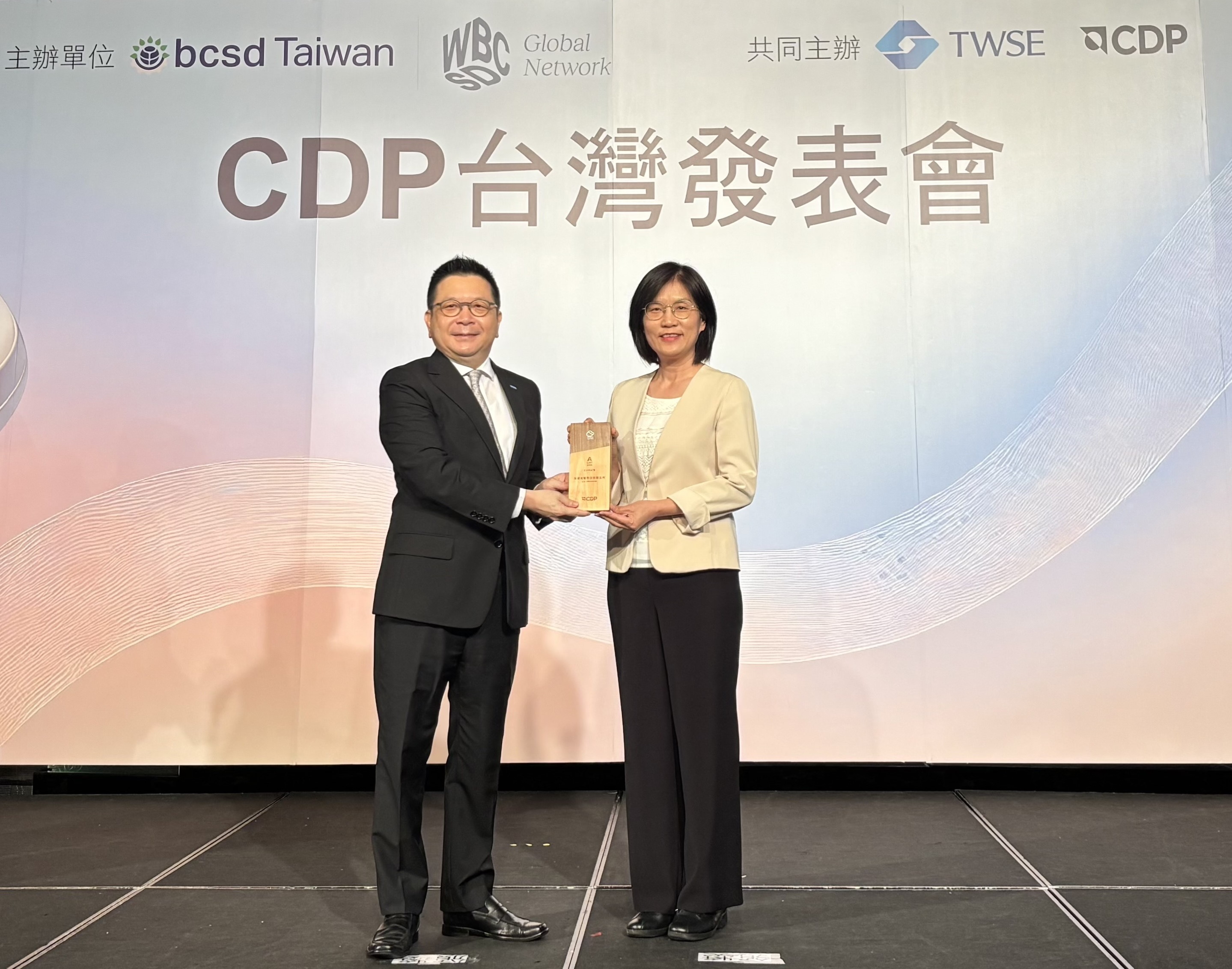 友達永續成果再獲國際評比肯定，獲頒CDP氣候與水資源雙項領導力評級。今由臺灣證券交易所董事長林修銘（左）頒獎，友達光電永續長古秀華（右）代表受獎