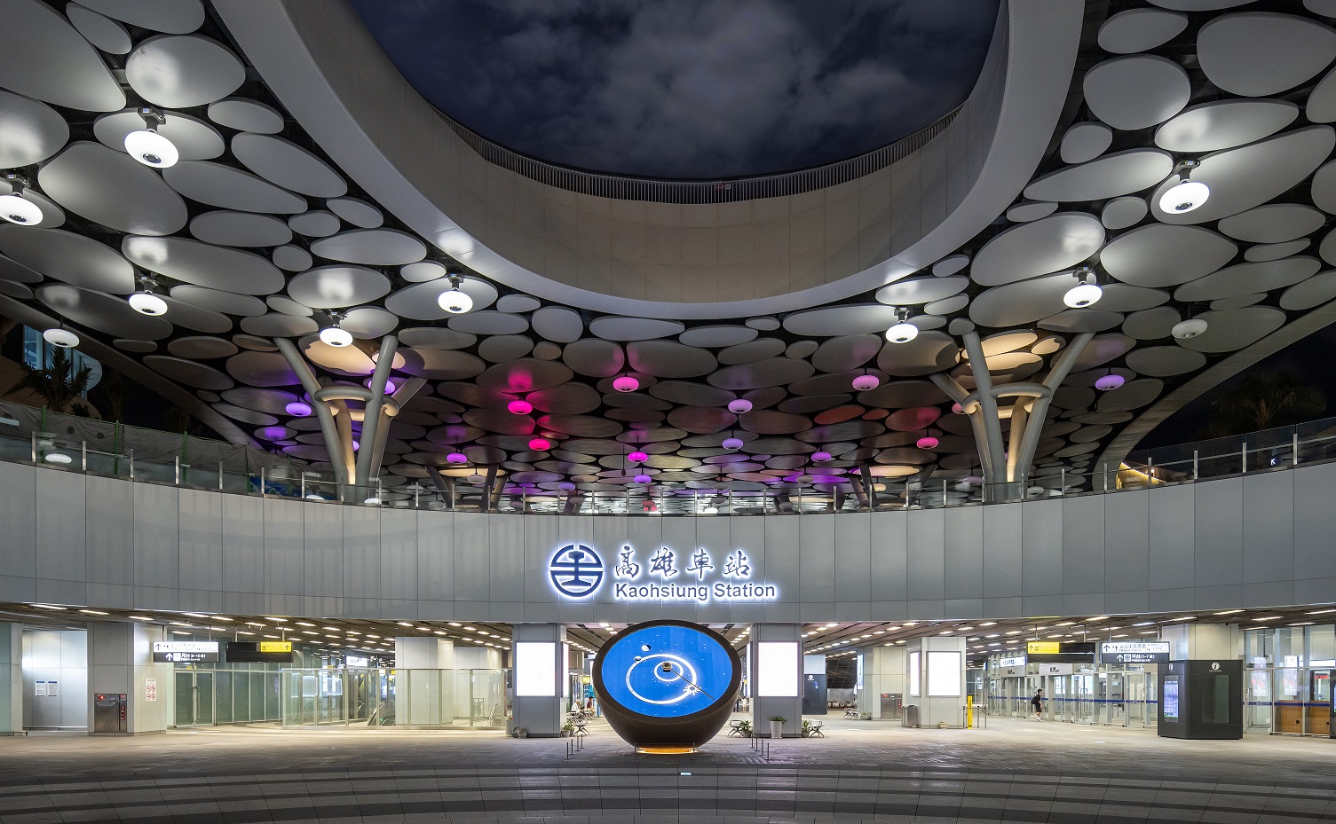 創利空間參與《高雄車站共感空間》公共藝術計畫，擔任視覺科技整合夥伴。於「看時間」天文鐘作品中提供技術指導，整合圓形LED鐘面與鐘體結構，在時間、天象星盤與空間氛圍間生動展演