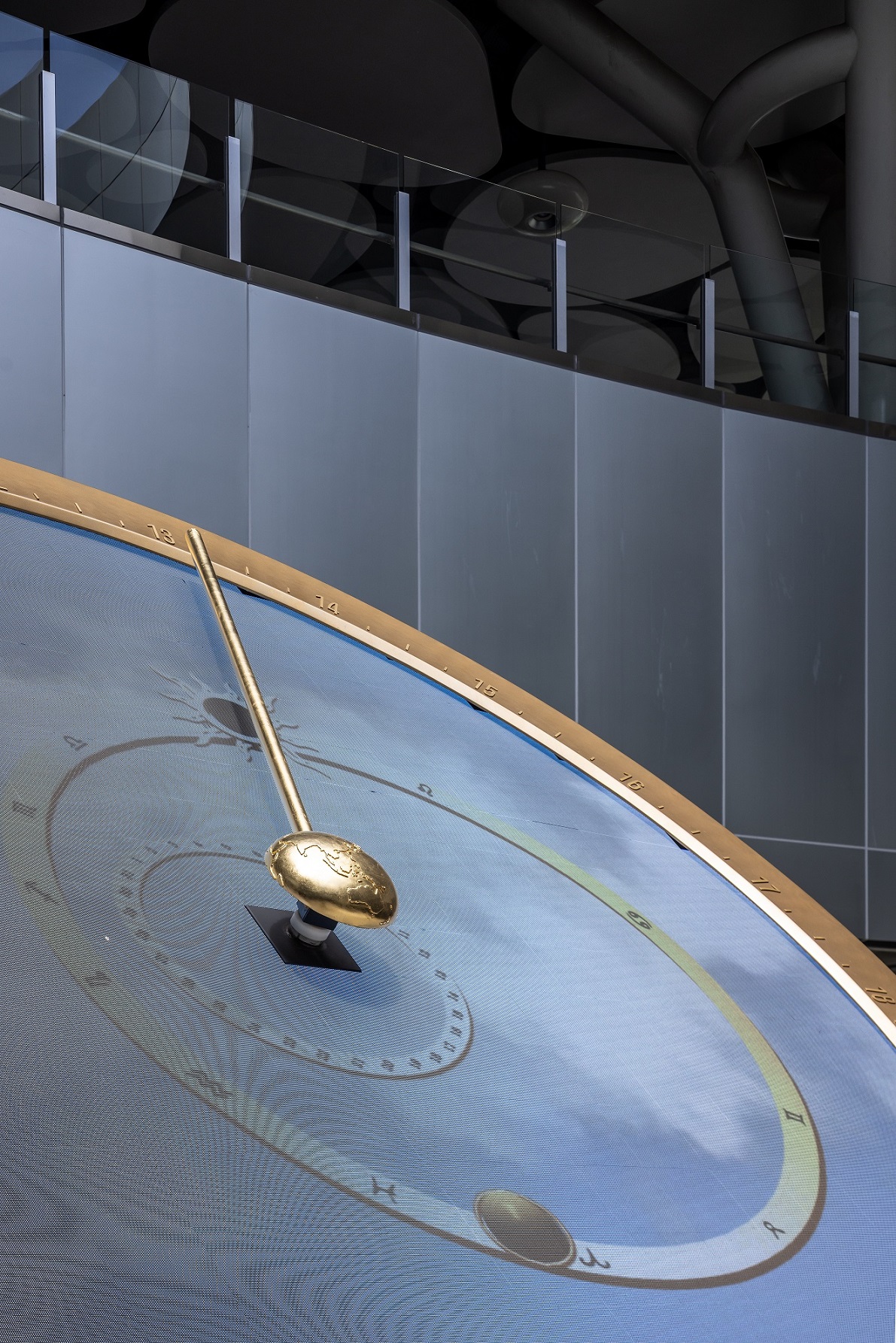 創利空間參與《高雄車站共感空間》公共藝術計畫，擔任視覺科技整合夥伴。於「看時間」天文鐘作品中提供技術指導，整合圓形LED鐘面與鐘體結構，在時間、天象星盤與空間氛圍間生動展演