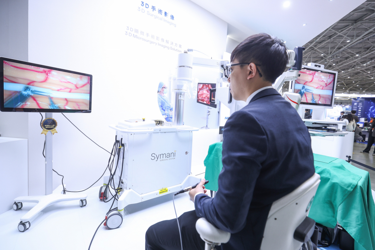 达擎推出〝3D显微手术影像解决方案〞，将3D影像技术从腹腔内视镜手术延伸至神经、血管、淋巴等高难度显微手术，提供超清晰立体视野，协助医疗团队在复杂手术中完成精准细腻操作。