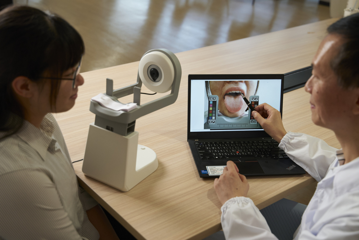 友達耘康的「舌象辨識軟體」則運用AI與大數據技術，可快速辨識舌色、舌形、苔色、苔質等特徵，顯著提升舌象辨識效率，優化檢測流程。