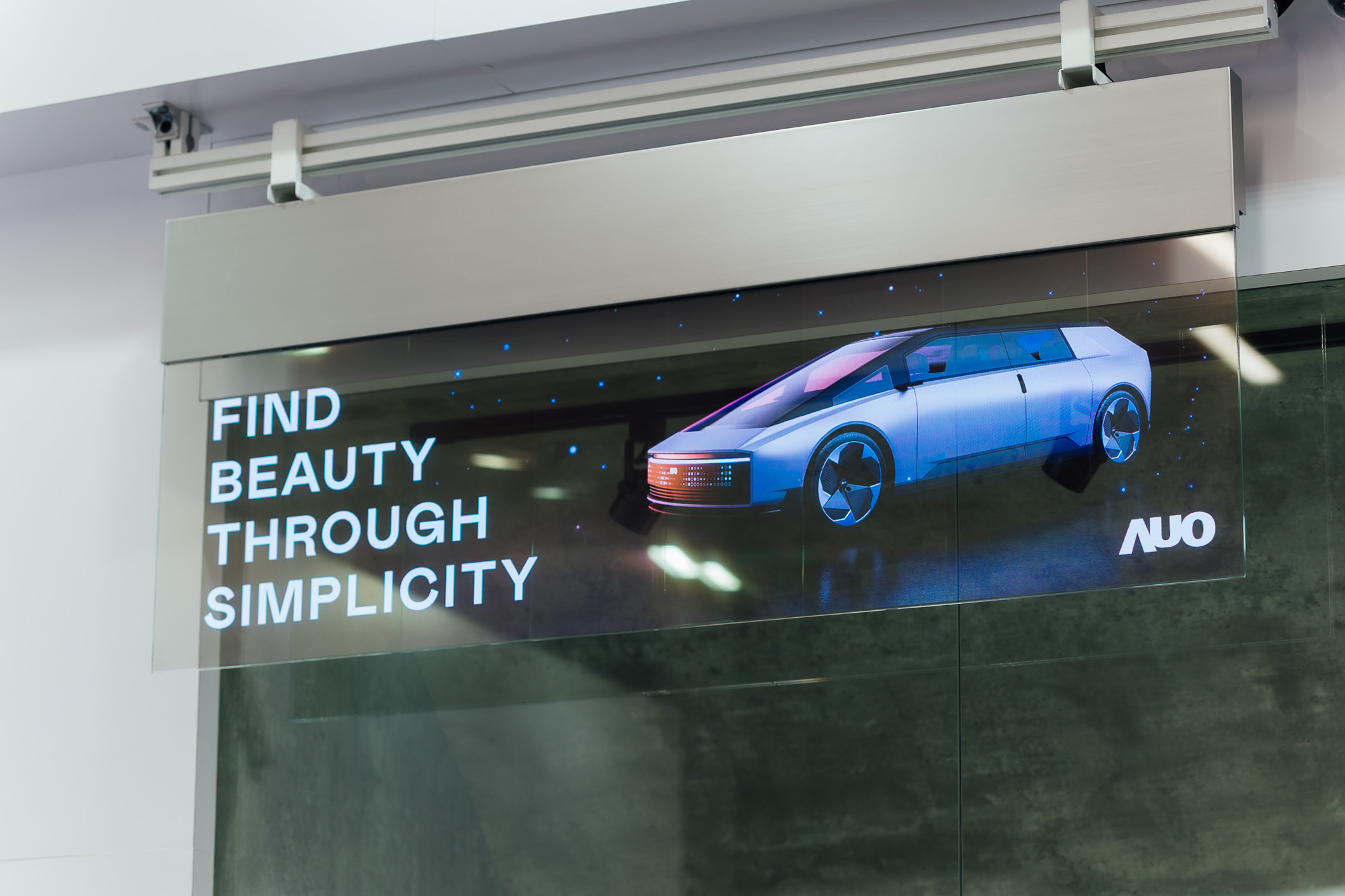 具备高亮度透明感的54吋透明Micro LED智慧广告牌，可无限拼接不同尺寸，营造出兼具科技感与美学的沉浸式氛围，适用于旗舰店、展演空间等多元场域。