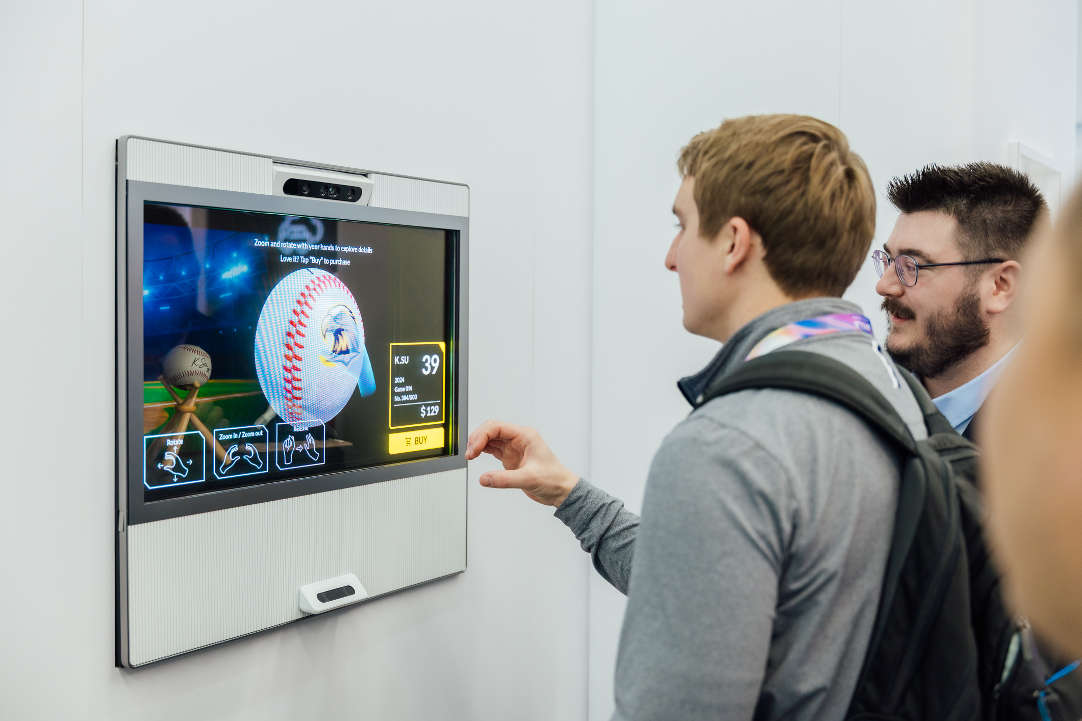 jinnian金年会智慧行动透过专属展间，与客户深度聚焦，密切探讨产品协作共创的机会与落地的可能性，激发人车互动的创新再进化，并结合输出国际的Micro LED前瞻技术跨界应用，揭开更多元精彩的应用情境。