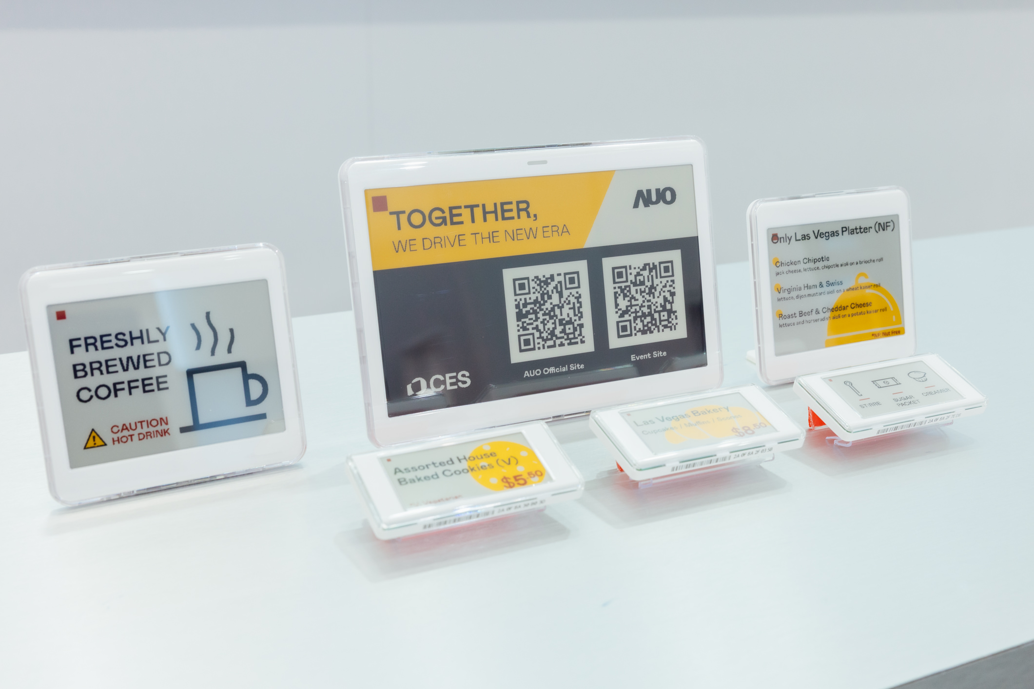 达擎开发的低功耗、全彩的aecoPost电子纸解决方案，仅在更新画面时需要微量的电力驱动，无需布建电线的便捷设计，使其可灵活应用、弹性选择置放处；可搭配aecoTag电子货架卷标解决方案，驱动商店内所有数字广告牌和电子货架卷标，以远程控制实现动态变价，提升门市人员作业效率，并以无纸化落实永续经营目标。