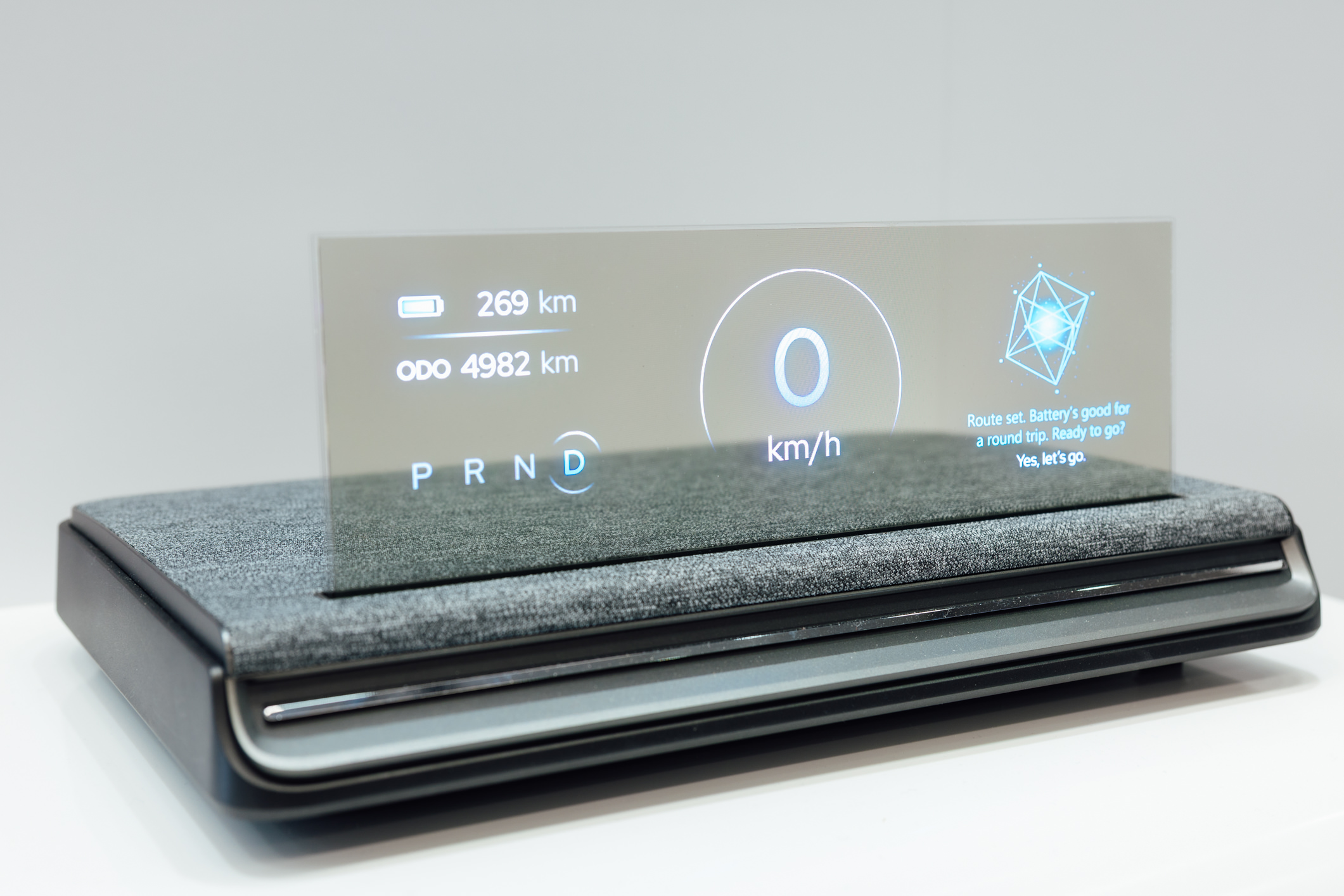 全球首款Aero Module透明Micro LED显示器模块外观轻盈通透，可与数字内容完美融合，提供动态显示、先进控制、个人化沉浸感受。