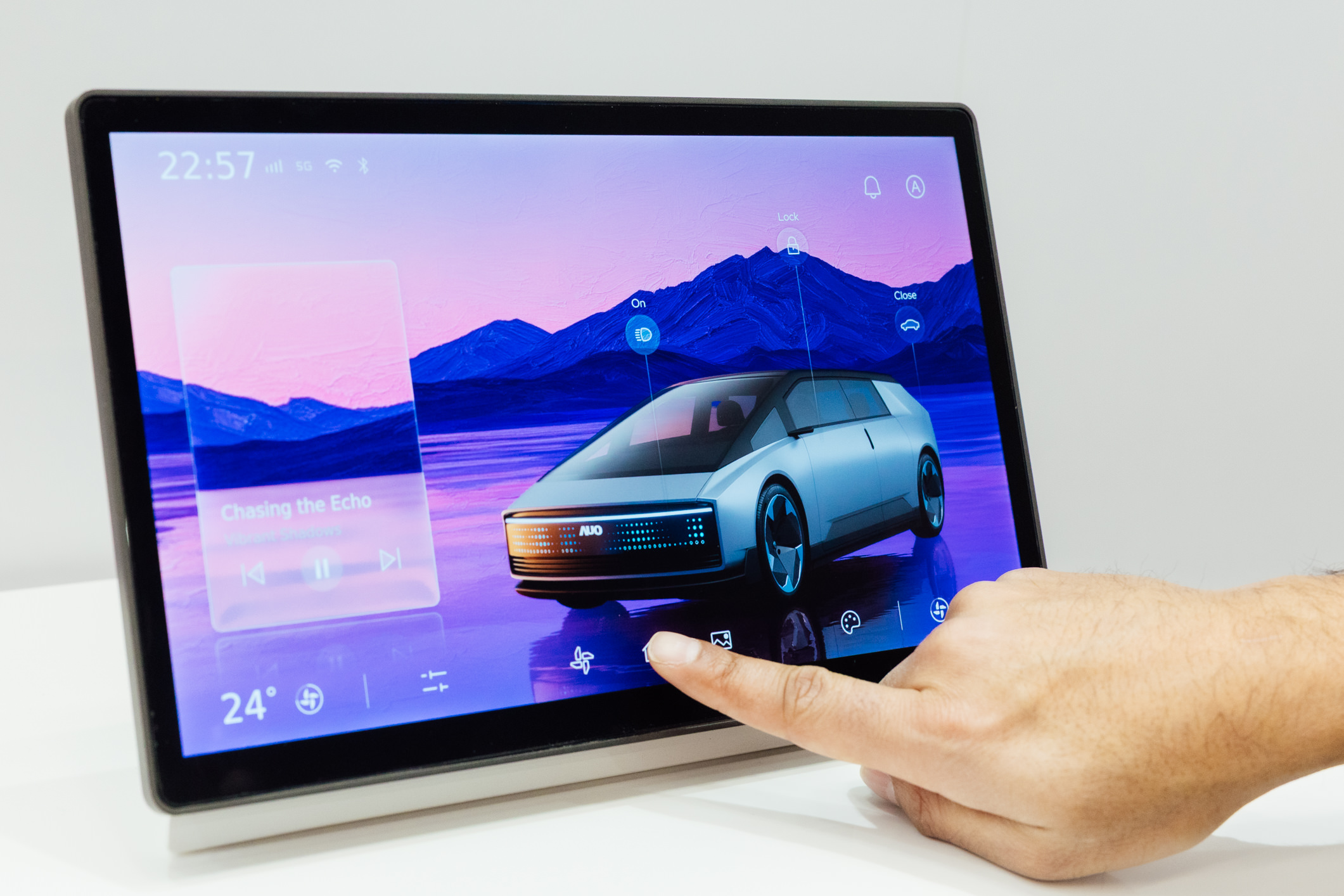 将先进抗反光技术导入于CID中控台呈现全时可视效果，并支持与座舱环境完美融合，带来清晰且不干扰的驾驶与座舱操作体验，兼容座舱质感与行车安全。